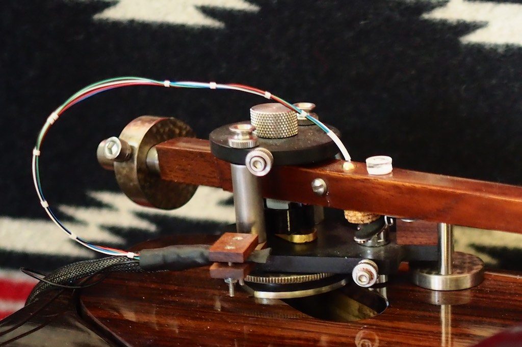 Sliding mounting plate on the Woody SPU tonearm.